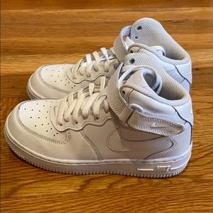 Air Force Ones size high tops size 2Y